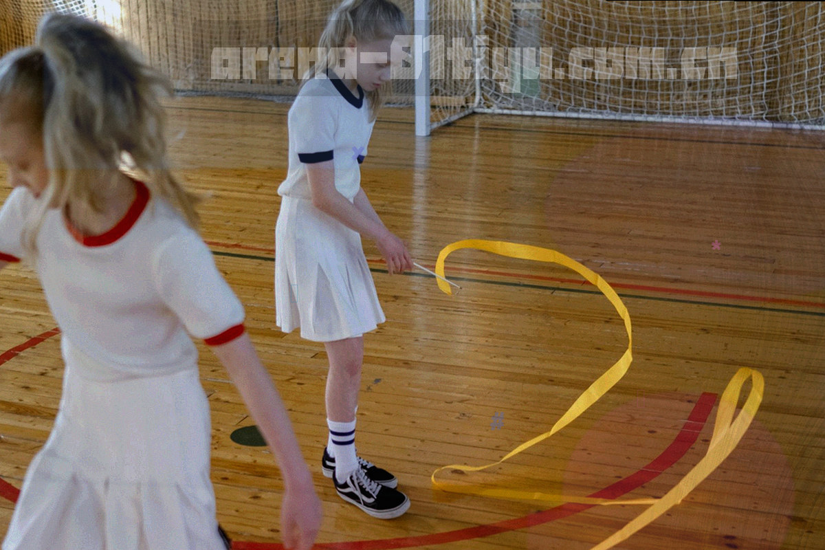 深色赛程看板界面，日期切换、对阵行与入口标签排布清晰