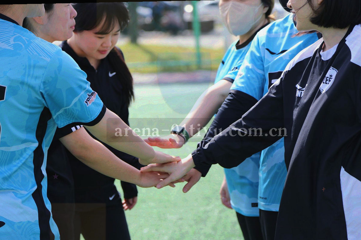 桌面、平板与手机三种屏幕轮廓并排，周围是浏览器标签与兼容性勾选标记组成的示意图